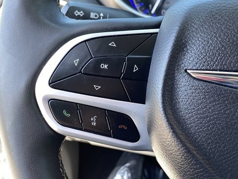 Used 2024 Chrysler Pacifica Touring-L FWD image 26