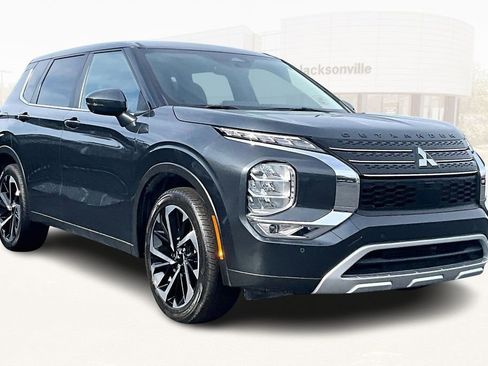 Used 2024 Mitsubishi Outlander SE image 3