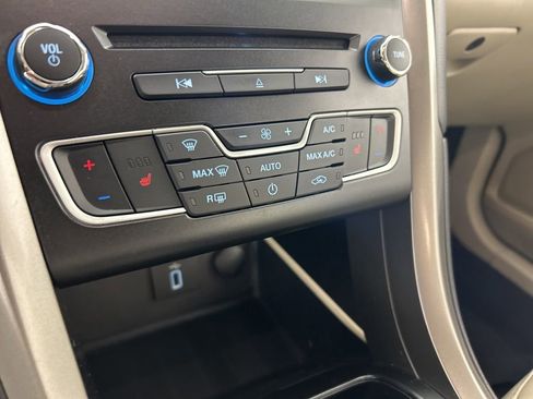 Used 2017 Ford Fusion SE w/ Fusion SE Technology Package image 20