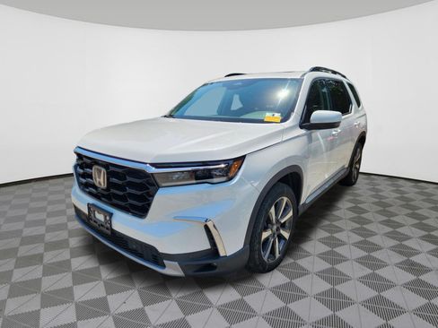 Certified 2023 Honda Pilot Touring image 2