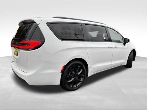 New 2026 Chrysler Pacifica Select w/ S Appearance Package image 7
