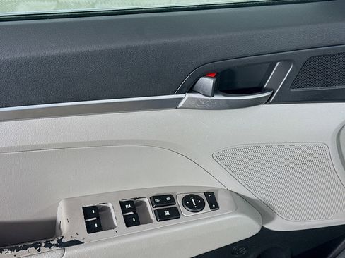 Used 2019 Hyundai Elantra SE image 23