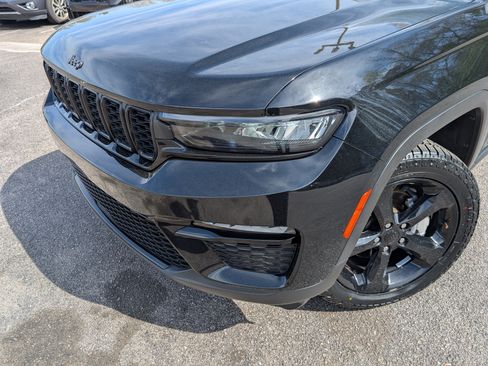 Used 2023 Jeep Grand Cherokee Limited w/ Black Appearance Package image 13