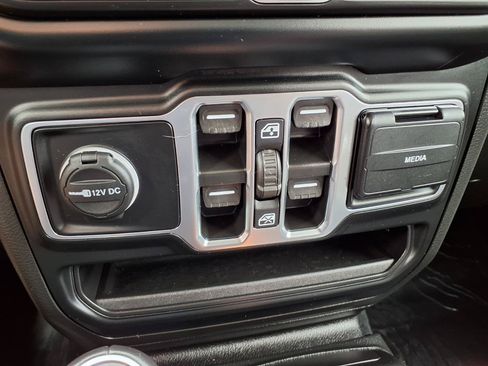 Used 2023 Jeep Gladiator Overland AWD/4WD image 10