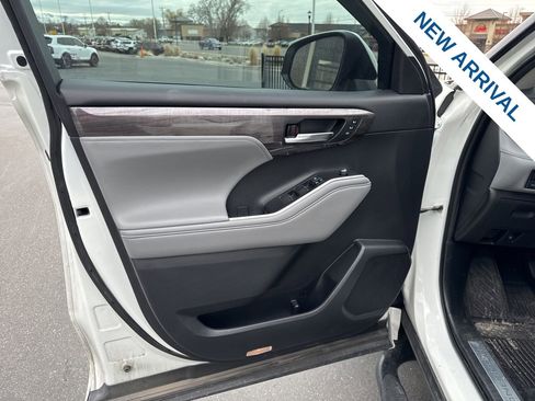 Used 2021 Toyota Highlander Limited image 19