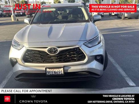 Used 2023 Toyota Highlander XLE FWD image 2