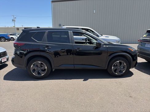 Used 2024 Nissan Rogue SV FWD image 2