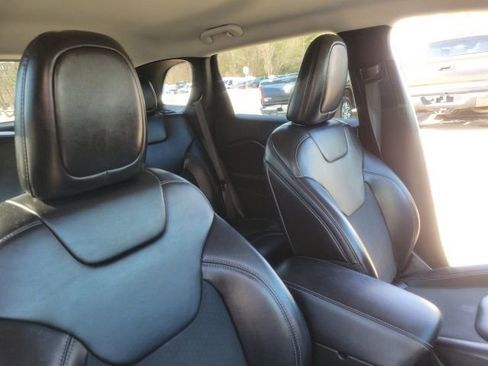 Used 2019 Jeep Cherokee Latitude Plus w/ Cold Weather Group AWD/4WD image 22