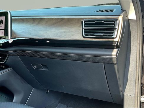 Used 2025 Volkswagen Atlas SE FWD image 27