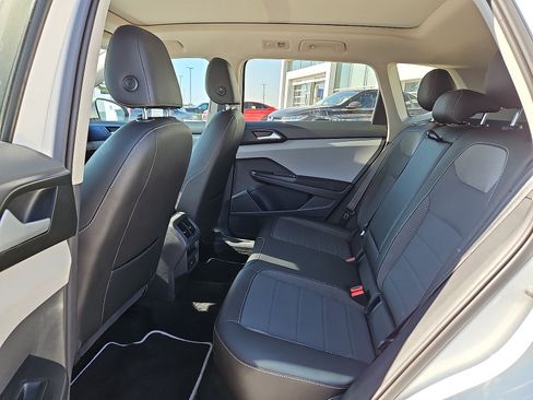 Used 2023 Volkswagen Taos SE w/ Panoramic Sunroof Package FWD image 13