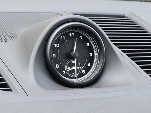 Certified 2024 Porsche Macan image 34