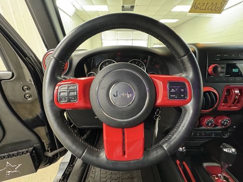 Used 2017 Jeep Wrangler Unlimited Sahara w/ Connectivity Group image 29