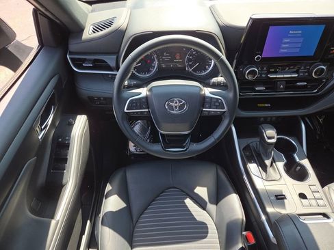 Used 2023 Toyota Highlander XSE FWD image 4