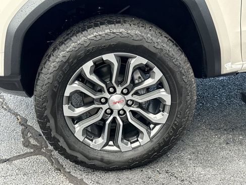 New 2026 GMC Canyon Denali w/ LPO, Black Badging Package AWD/4WD image 16