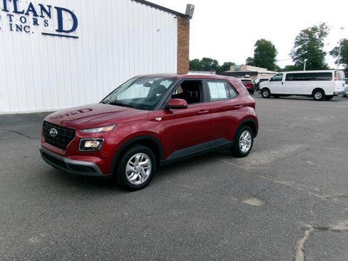 Used 2024 Hyundai Venue SE FWD image 2