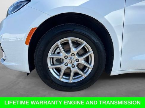 Used 2024 Chrysler Pacifica Touring-L FWD image 11