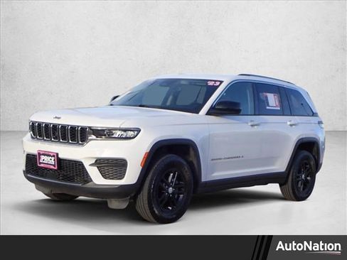 Used 2023 Jeep Grand Cherokee Laredo image 1