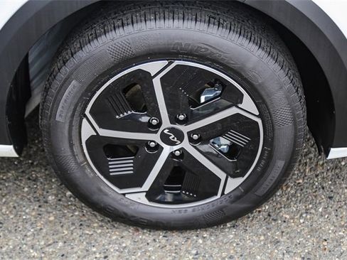 Certified 2025 Kia Niro LX image 12