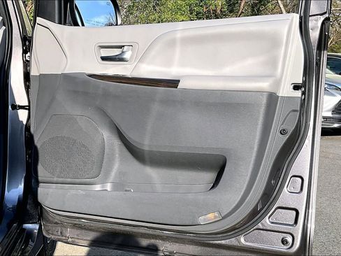 Used 2020 Toyota Sienna XLE image 22