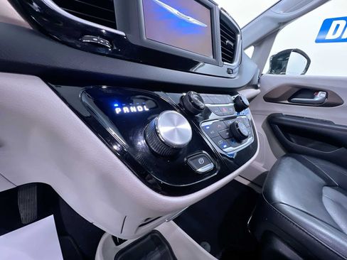 Used 2018 Chrysler Pacifica Touring-L w/ Tire & Wheel Group FWD image 28