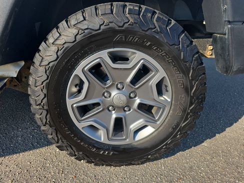 Used 2017 Jeep Wrangler Unlimited Rubicon w/ Connectivity Group AWD/4WD image 30