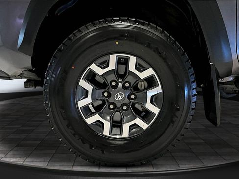 Used 2020 Toyota Tacoma TRD Off-Road w/ TRD Premium Off Road Package AWD/4WD image 35