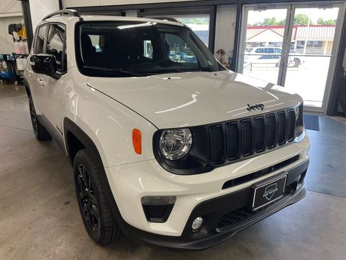 Used 2023 Jeep Renegade Altitude w/ Sun/Sound Group AWD/4WD image 18