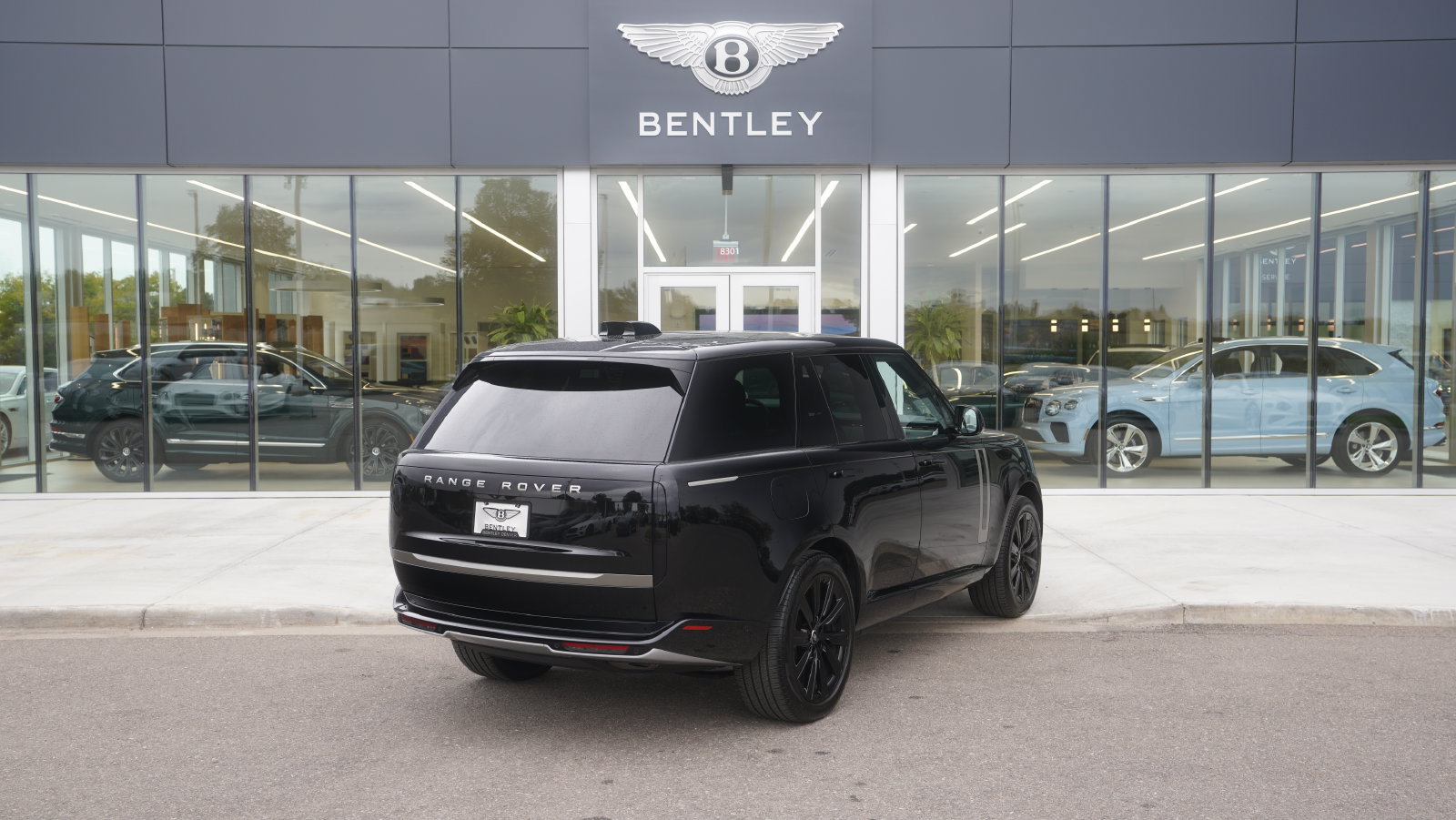 Used 2025 Land Rover Range Rover SE AWD/4WD image 3