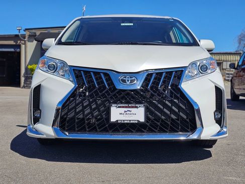 Used 2019 Toyota Sienna XLE w/ XLE Navigation Package FWD image 8