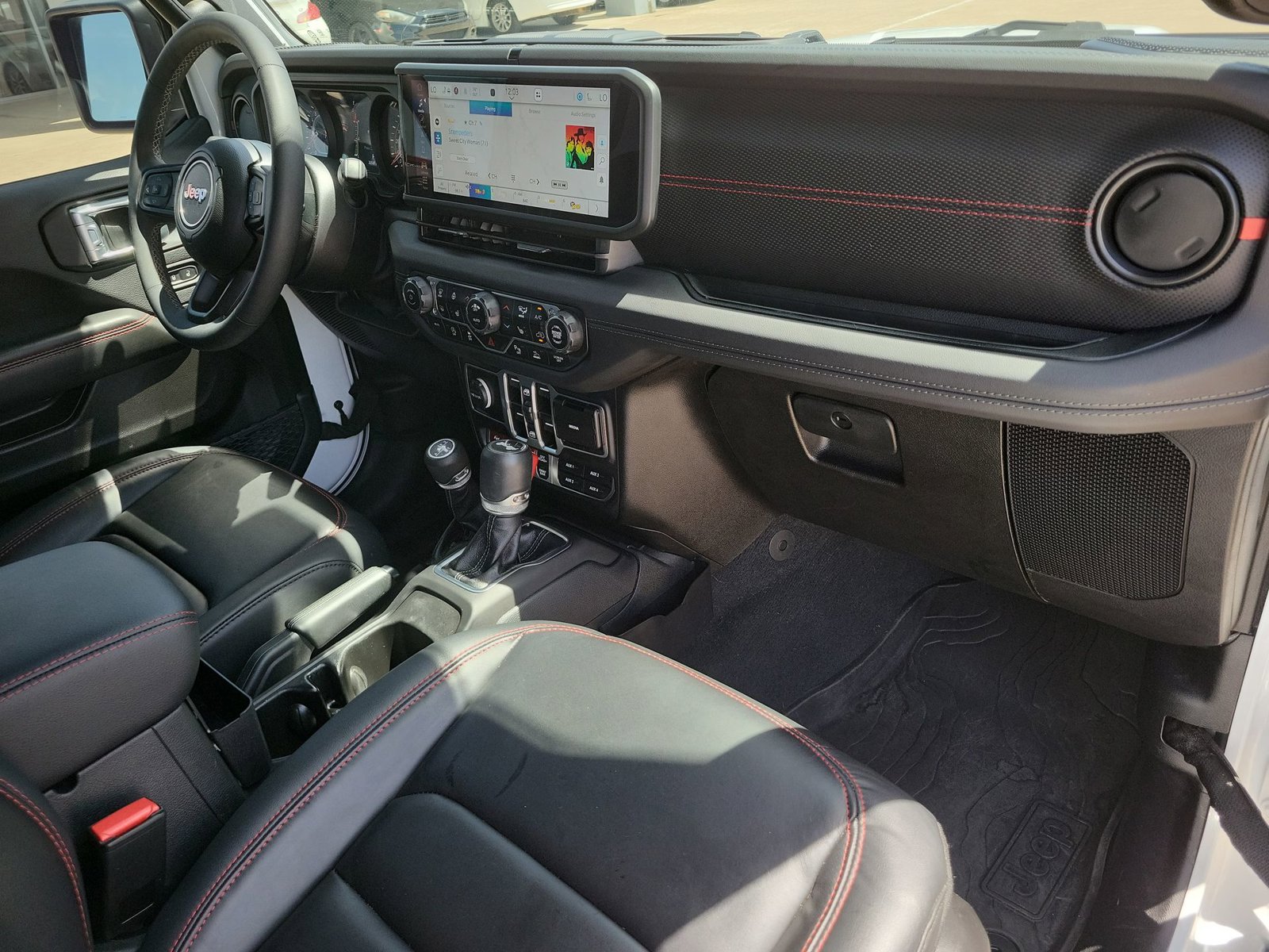 Used 2025 Jeep Wrangler Unlimited Rubicon AWD/4WD image 29