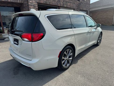 Used 2017 Chrysler Pacifica Limited image 17