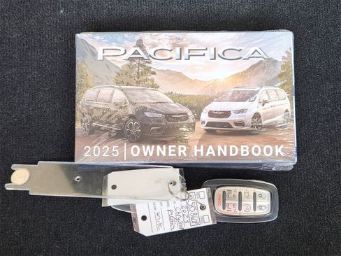 Used 2025 Chrysler Pacifica Select image 41