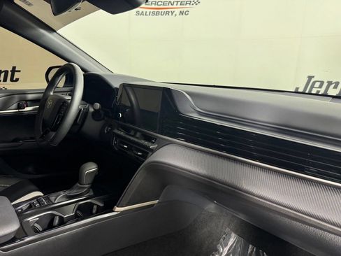 Used 2026 Toyota Camry Hybrid FWD image 32