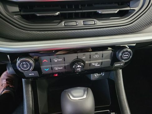 New 2026 Jeep Compass Latitude image 18