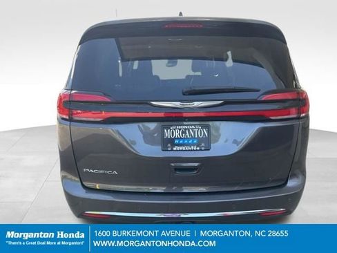 Used 2021 Chrysler Pacifica Touring-L w/ Uconnect Theater Family Group FWD image 8