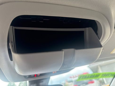 Used 2024 GMC Terrain SLE FWD image 28