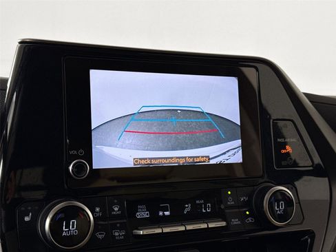 Certified 2024 Toyota Highlander XLE image 25