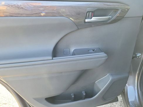 New 2025 Toyota Highlander Platinum image 9