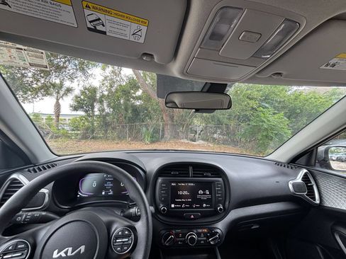 Used 2025 Kia Soul LX w/ LX Technology Package FWD image 32