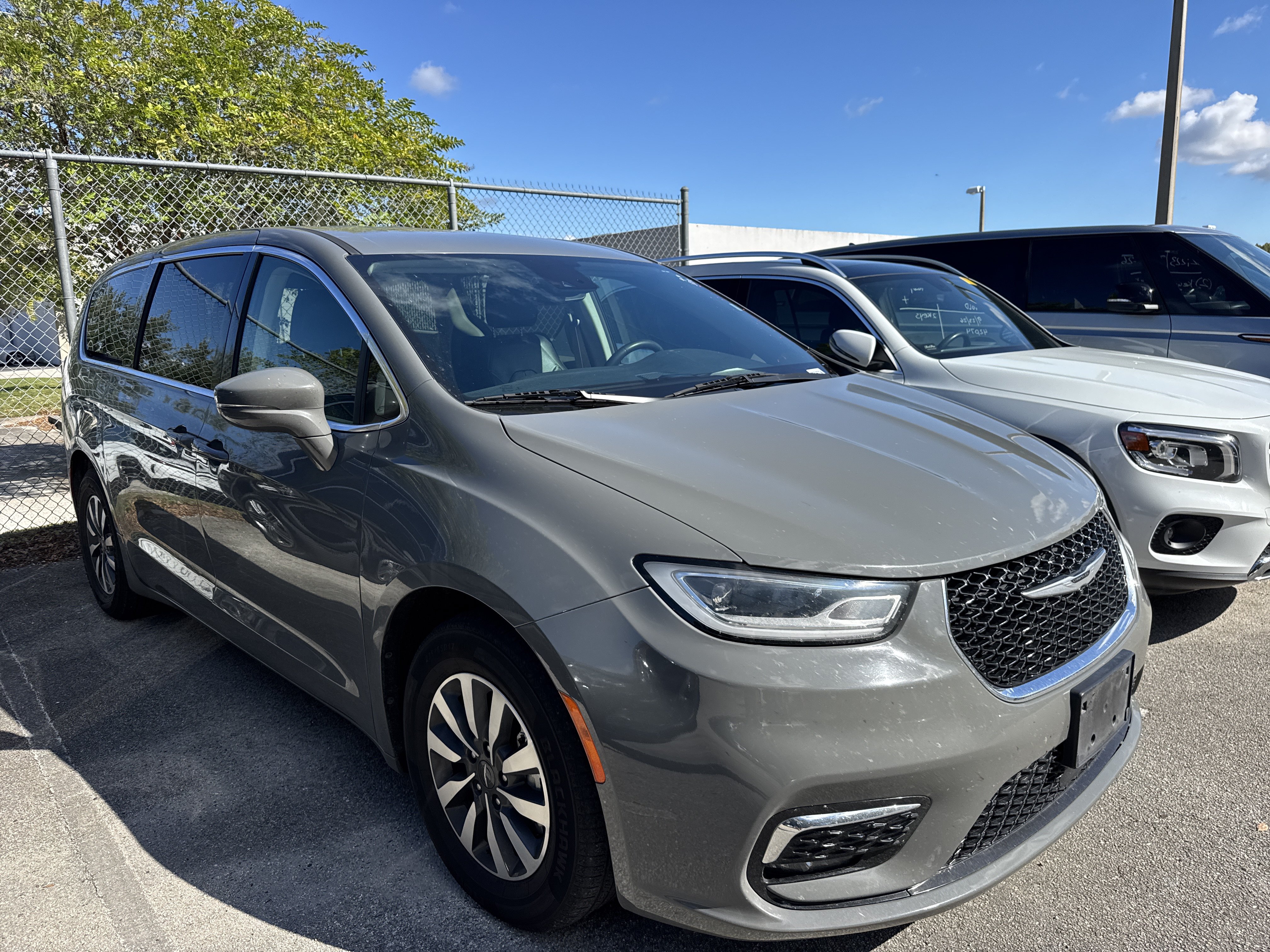 Used 2022 Chrysler Pacifica Touring-L FWD image 4