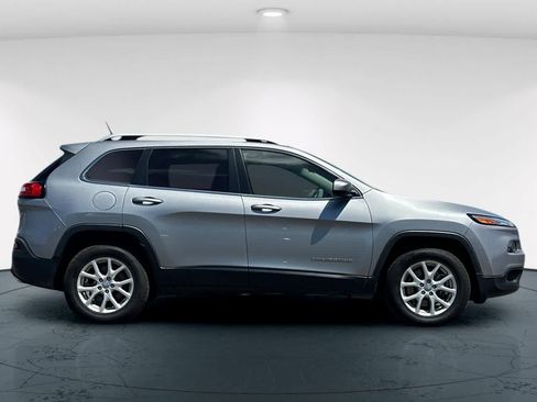 Used 2017 Jeep Cherokee Latitude w/ True North Edition AWD/4WD image 6