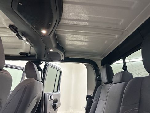 Used 2025 Jeep Gladiator Sport image 30