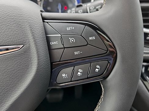 Used 2025 Chrysler Pacifica Limited FWD image 14