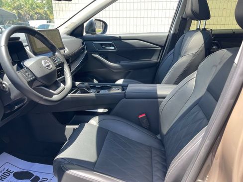 Used 2025 Nissan Rogue Platinum w/ Tech Package FWD image 11