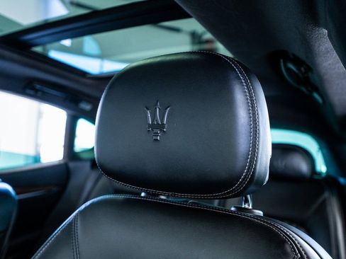 Used 2017 Maserati Levante w/ Luxury Package image 41