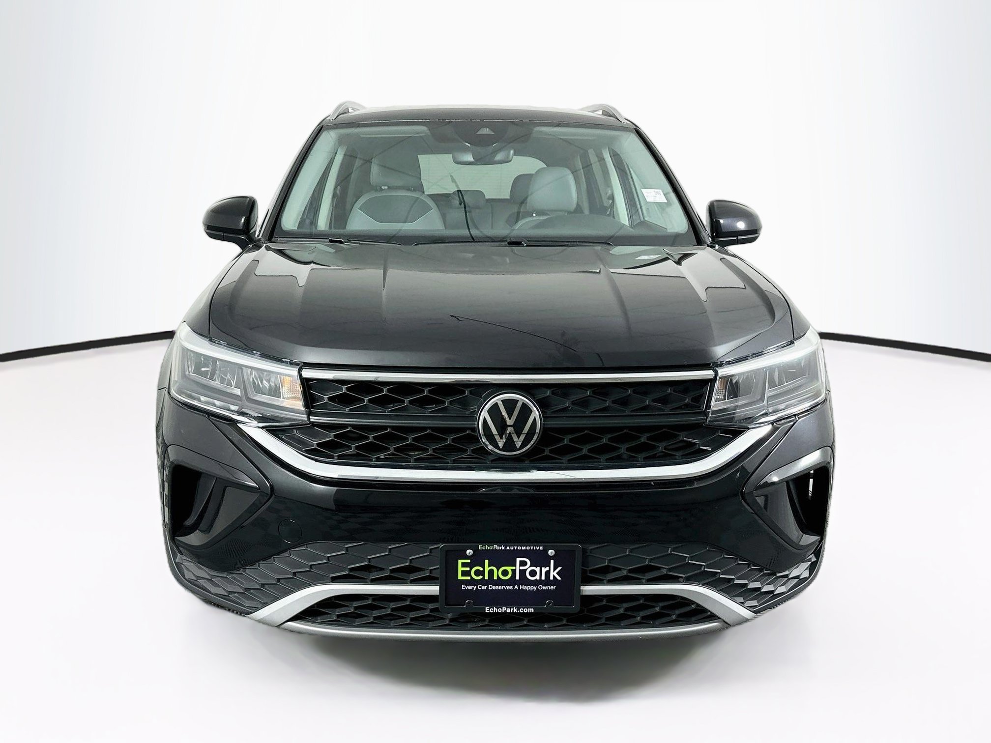 Used 2023 Volkswagen Taos SE FWD image 2