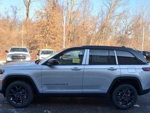 New 2025 Jeep Grand Cherokee Limited image 5