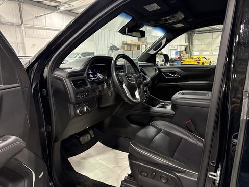 Used 2023 GMC Yukon SLT w/ SLT Premium Package AWD/4WD image 7