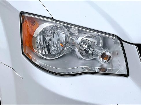 Used 2016 Dodge Grand Caravan SXT FWD image 8