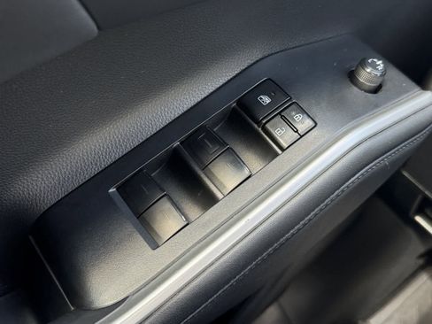 Used 2022 Toyota Highlander XLE AWD/4WD image 16